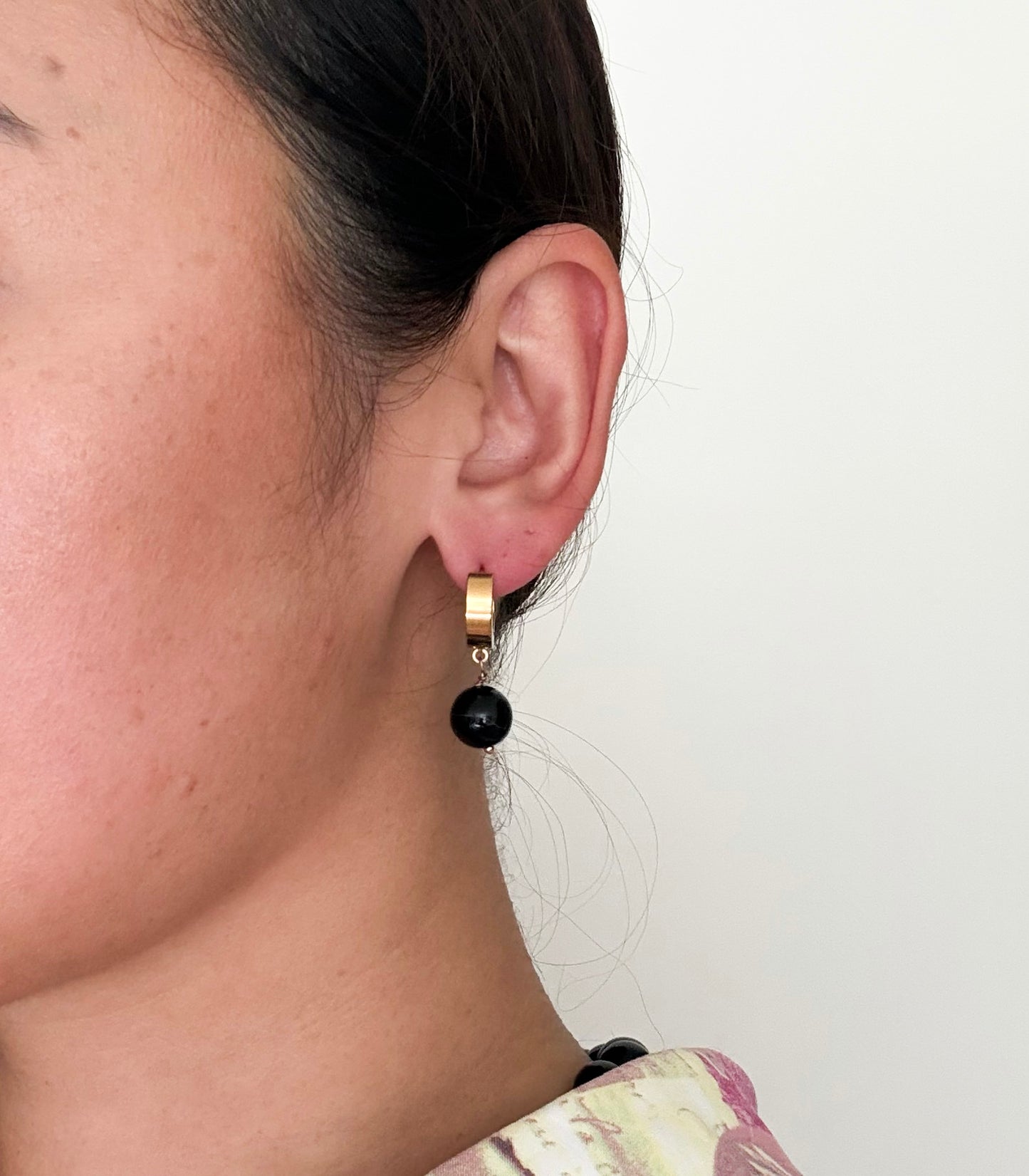 Rhea Huggies Gold Black Onyx