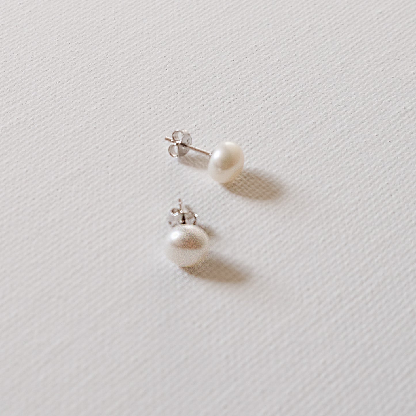 Round Pearl Stud Earrings White