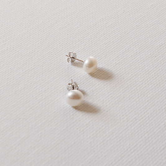 Round Pearl Stud Earrings White