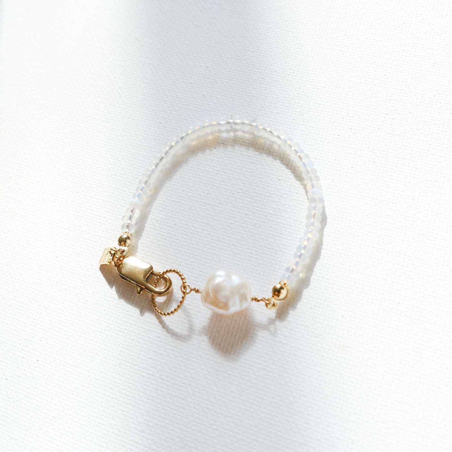Lara Bracelet With A Keshi Pearl Opalite/Gold