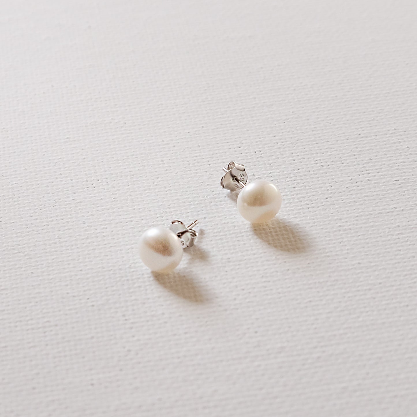 Round Pearl Stud Earrings White