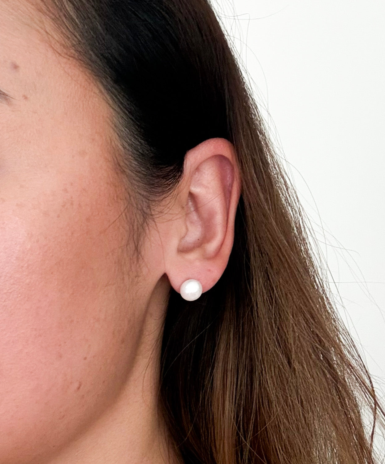 Round Pearl Stud Earrings White